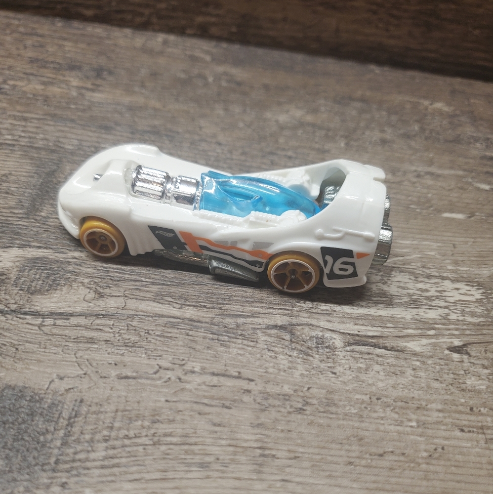 Hot‎ Wheels 2014 White #16 Race Car, Made in Thailand CDV46 J43
